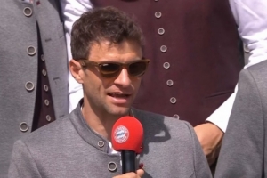 yl23455永利-穆勒夺冠庆典感言：感谢你们陪我度过这美好岁月，请继续支持拜仁