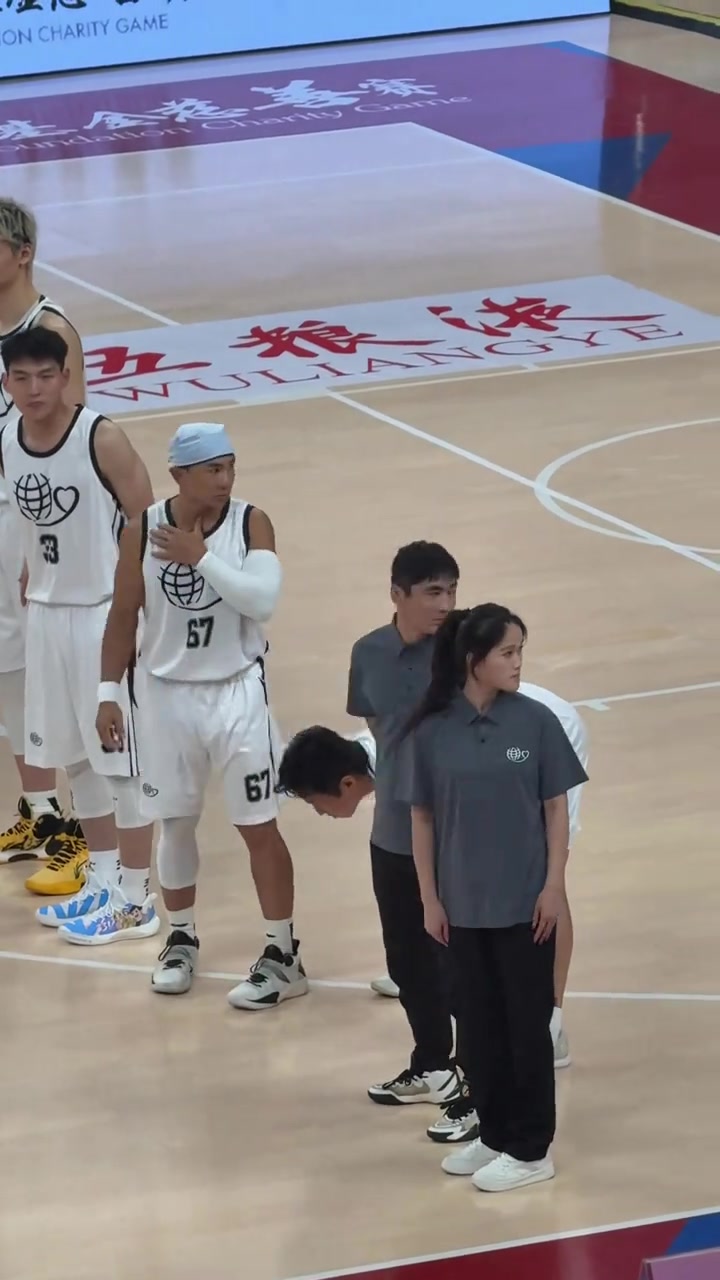 太可爱了！姚基金慈善赛姚明上场时拍了下邓超的小脑袋 相当开心