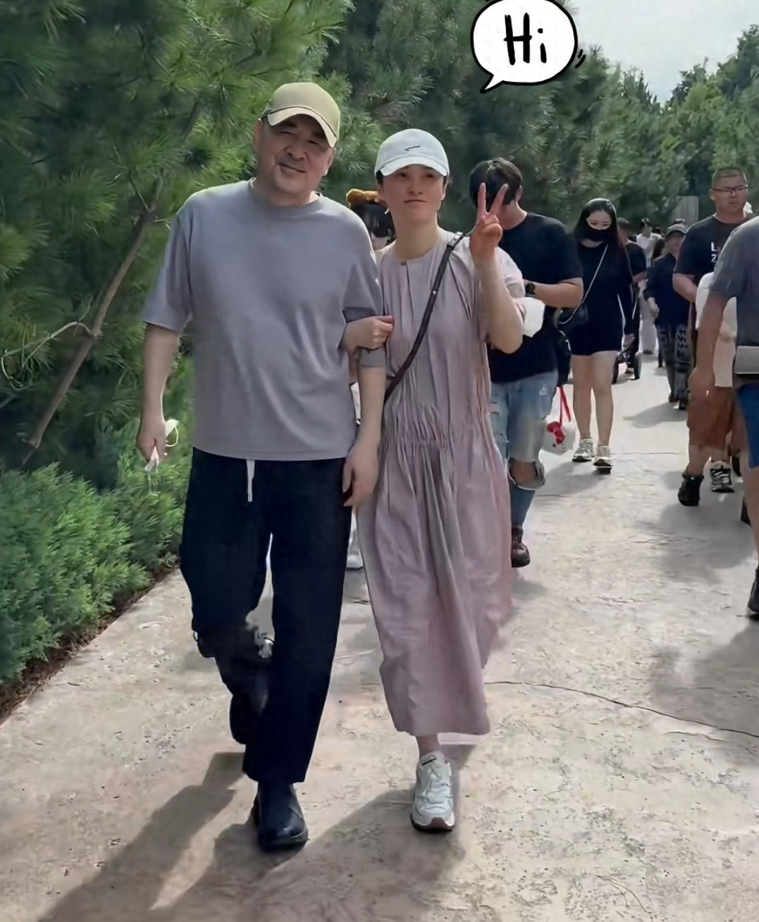 50岁蒋勤勤带娃出游，挽陈建斌胳膊超黏人，背2万包状态碾压老公