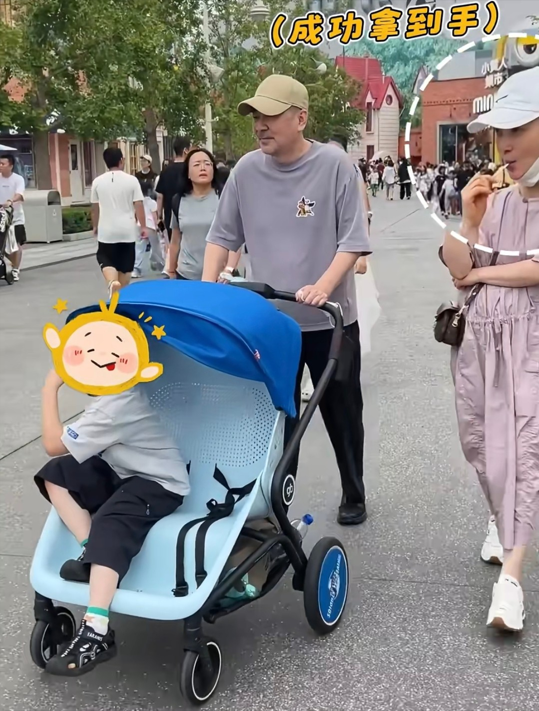 50岁蒋勤勤带娃出游，挽陈建斌胳膊超黏人，背2万包状态碾压老公