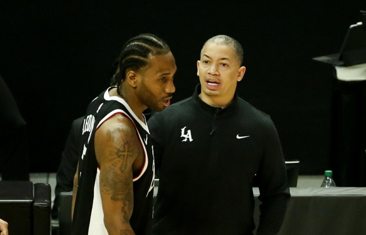 卢微微一笑~ 快船本赛季在小卡打33+分钟时10胜5负 否则3胜17负